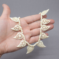 Eskimo-Schmuck geschnitzter Knochen Groesse
