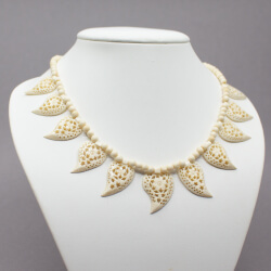 Eskimo-Schmuck geschnitzter Knochen Tragebeispiel