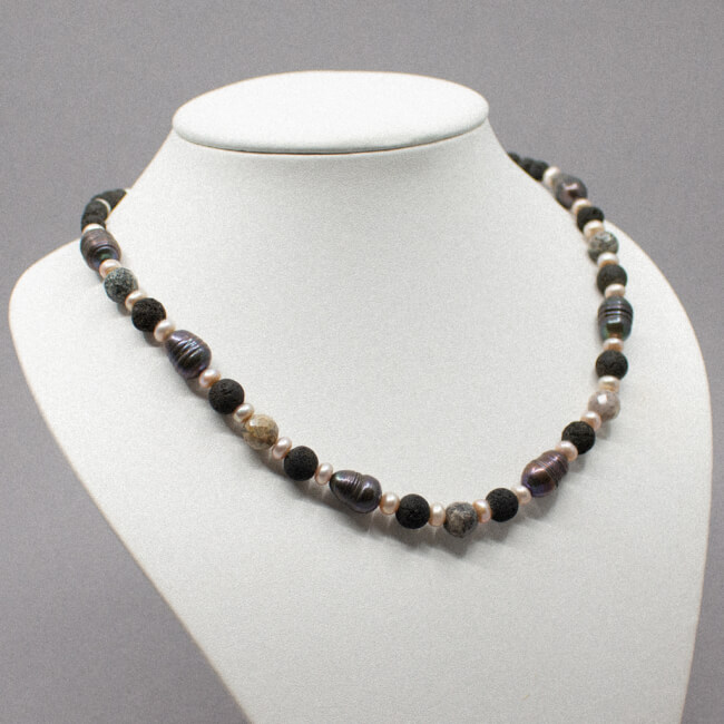 Ethno Halskette mit Perlen & Lava & 925er Schließe Tragebeispiel