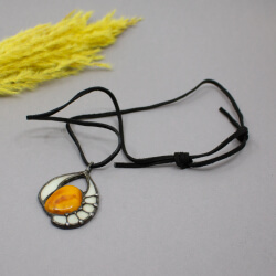 EvelyneGoldstein Anhänger Bernstein mit Glas & Zinn Evelyn Goldstein Kette Zinn & Bernstein liegend