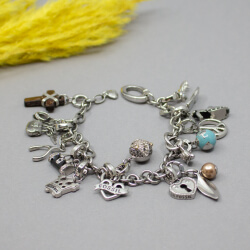 Fossil Steel Bettel-Armband mit 16 Charms Fossil Steel Armband mit 16 Charms Detail