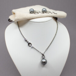 Fossil Schmuckset Steel mit schimmernden Perlen Bild 2 Fossil Set schwarze Perle Tragebeispiel