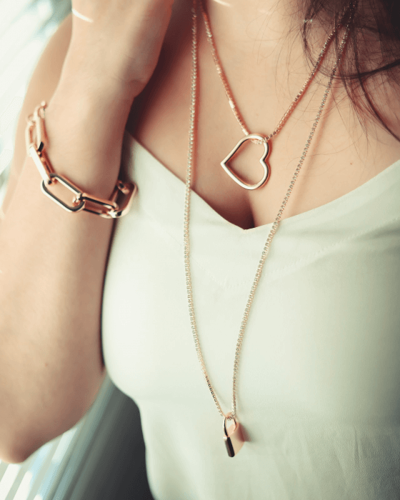 Frau Dekolleté mit Schmuck