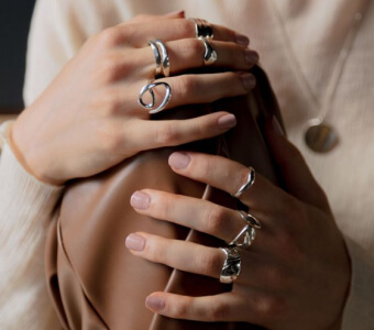 Eine Frau mit vielen Ringen