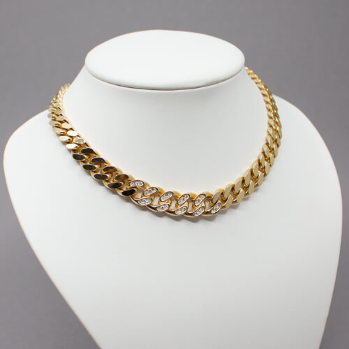 goldene Grosse Panzer Halskette Tragebeispiel