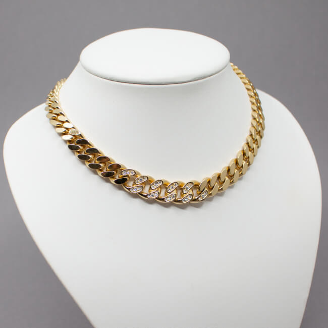 goldene Grosse Panzer Halskette Tragebeispiel