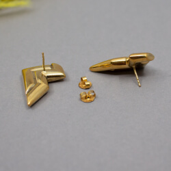 goldene Vintage Modernist Ohrringe liegend