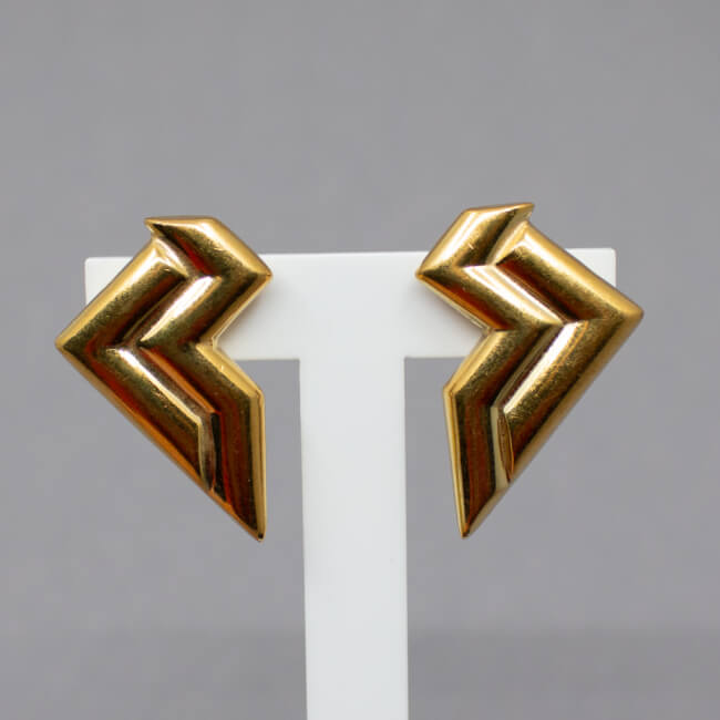goldene Vintage Modernist Ohrringe Tragebeispiel