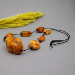 Natur Butterscotch Bernstein-Kette mit Lederband Gross-Bernstein-Kette mit Lederband liegend