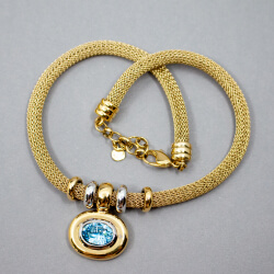 goldenes Henkel & Grossé Collier mit blauem Glas front