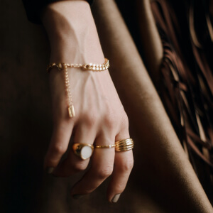 Frauenhand mit vielen Ringen