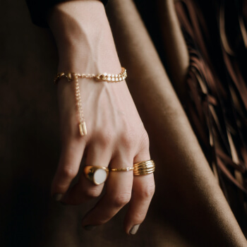 Frauenhand mit vielen Ringen