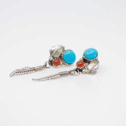 Indianerschmuck Ohrringe Türkis Koralle Silberfeder -detail