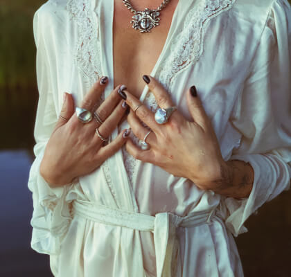 Frau mit gebrauchten JETTE Schmuck