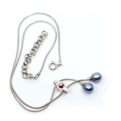 Kette 925 Silber Italy roter Zirkon Perlen graublau Front