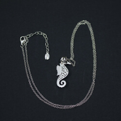 Kette 'Strandfein' Seepferdchen Hinten