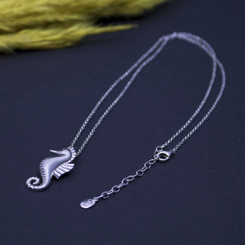 Kette 'Strandfein' Seepferdchen Detail