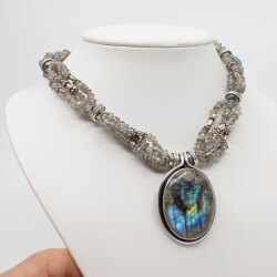 Labradorit Collier mit 925er Silber Ethno-Style Labradorit Collier mit 925er Silber Ethno-Style Tragebeispiel