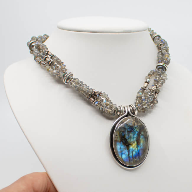 Labradorit Collier mit 925er Silber Ethno-Style Tragebeispiel