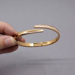 Lotus Style Edelstahl Armspange aus der Bliss Serie Bild 3 LOTUS STYLE DAMEN EDELSTAHL ARMBAND LS1845-2/2 BLISS Front