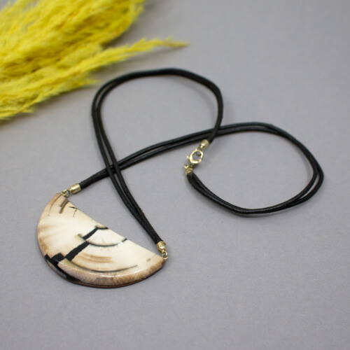 Mammut-Elfenbein an Lederband