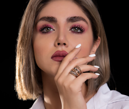 Model mit Skagen Schmuck