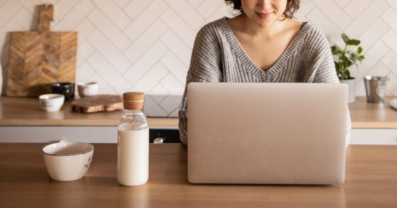 Frau shoppt online