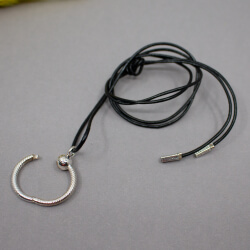 Pandora Lederband mit Moments O Anhänger 925 Silber Pandora 925er Carrier & Pandora Lederband - Neuware Detail