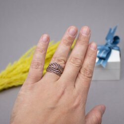 Pandora 925er Ring rosé Feder Tragebeispiel