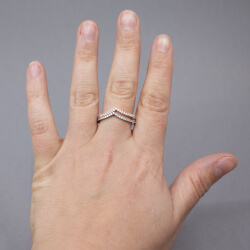 Pandora 925er Ring 'V' Tragebeispiel