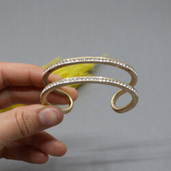 Pierre Lang, vergoldete Armspange mit Glitzersteine Pierre Lang Armspange golden Detail