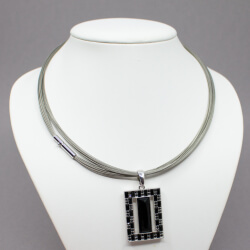 Pierre Lang silbergrauer Halsreif mit Anhänger Bild 2 Pierre Lang Draht-Kette & Anhaenger Tragebeispiel