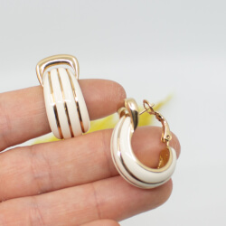 Pierre Lang emaillierte goldene Ohrstecker Groesse