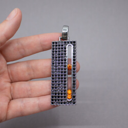 Eleganter Pierre Lang Anhänger in Schwarz u. Orange Bild 2 Pierre Lang geschwaerzter Anhaenger Detail