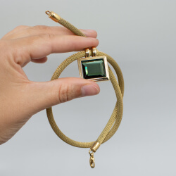 Pierre Lang goldene Halskette mit gruenem Stein Farbe