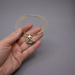Pierre Lang goldene Kette mit fundelndem Anhaenger Detail