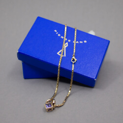 Pierre Lang goldene Kette 'Cube' liegend