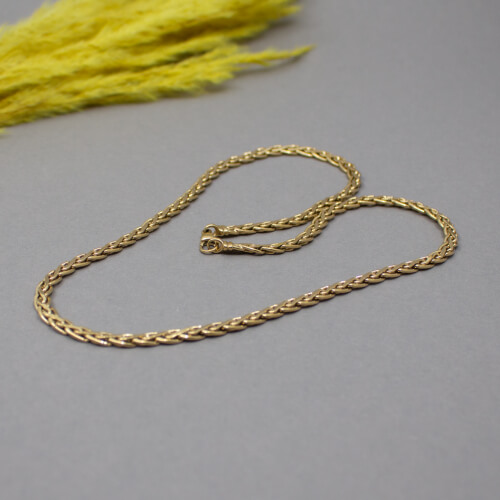 Pierre Lang goldene Koenigskette liegend