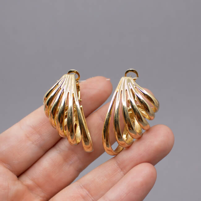 Pierre Lang goldene Ohrclips Muschel Detail