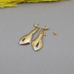 Pierre Lang goldene Ohrringe mit synth. Zirkonia Pierre Lang goldene Ohrringe mit Glitzerstein Detail