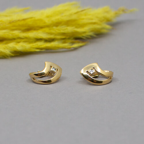 Pierre Lang goldene Ohrringe 'Quadrat' Detail