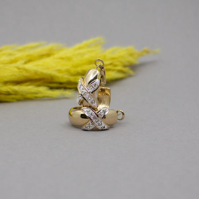 Pierre Lang goldene Ohrringe 'X' mit Glitzerstein Detail