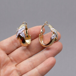 Pierre Lang goldene Ohrringe 'X' mit Glitzerstein Groesse