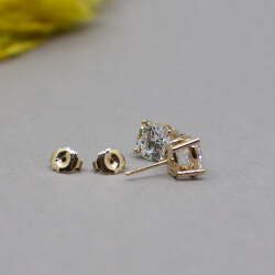 Pierre Lang goldene Ohrstecker mit Glitzerstein Detail