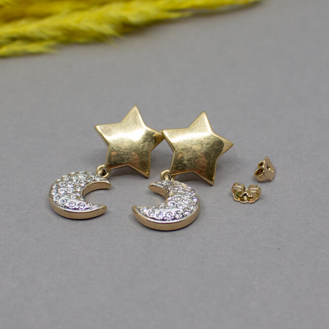Pierre Lang goldene Ohrstecker 'Mond & Sterne' Detail