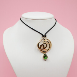 Pierre Lang goldener Anhänger mit grünen Tropfen Bild 1 Pierre Lang goldener Anhaenger gruener Stein Tragebeispiel