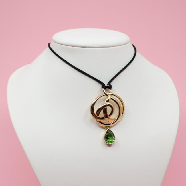 Pierre Lang goldener Anhänger mit grünen Tropfen Bild 1 Pierre Lang goldener Anhaenger gruener Stein Tragebeispiel