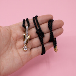 Pierre Lang goldener Anhänger 'Wassertropfen' Bild 2 Pierre Lang goldener Anhaenger weisser Stein Groesse