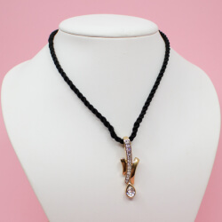 Pierre Lang goldener Anhänger 'Wassertropfen' Bild 3 Pierre Lang goldener Anhaenger weisser Stein Tragebeispiel