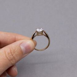 Pierre Lang goldener Ring mit Glitzerstein Seitenansicht